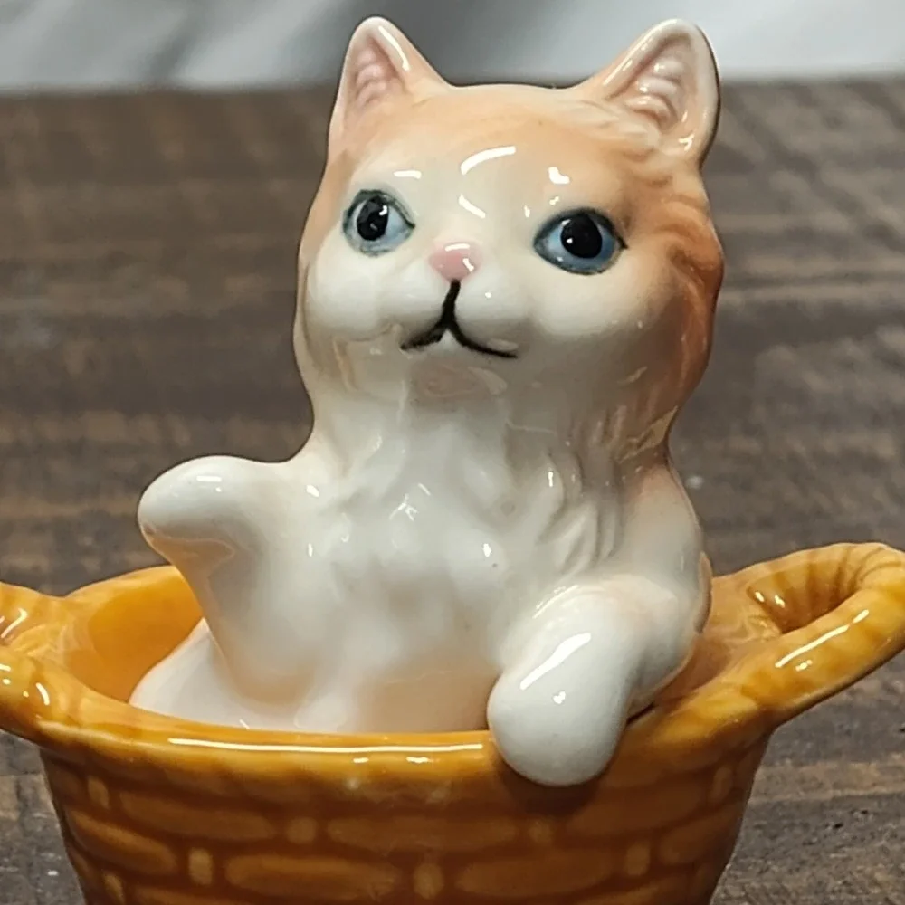 Vintage Ceramic Cat Kitten in Basket figurine Collectable